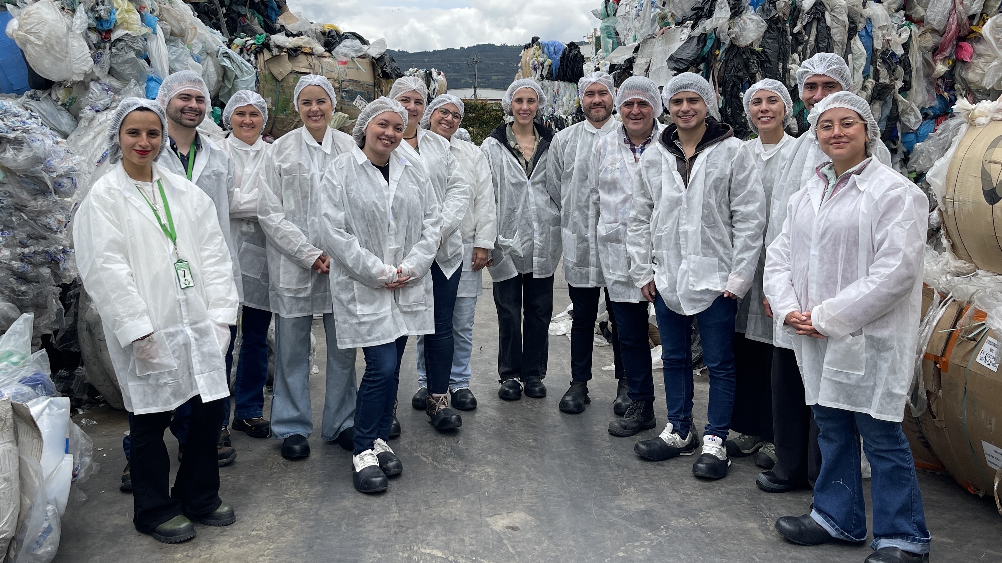 Periodistas se sumergen en la economía circular del plástico en Colombia